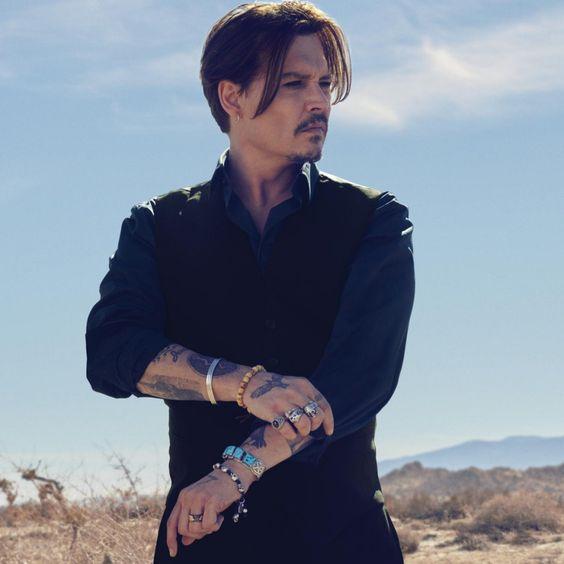 Johnny Depp es otro de los actores más famosos y con numerosos dibujos tatuados en los brazos.