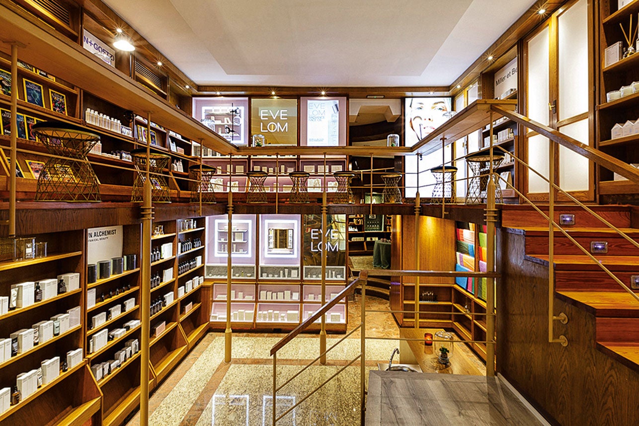 Parece una biblioteca, pero en realidad es un nuevo espacio beauty para los amantes de los perfumes "nicho". Situado en la Plaza de las Salesas de Madrid, cuenta con firmas como Byredo y Diptyque, además de marcas exclusivas de tratamiento y cuidado de la piel. El local merece la pena, pero también se puede comprar on line. >www.abanuc.com.