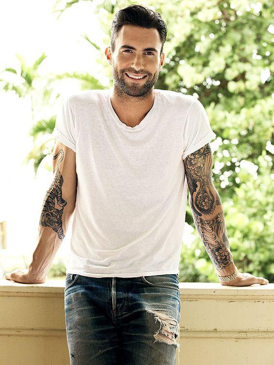 Uno de nuestros favoritos... Adam Levine con brazos tatuados. En uno de ellos podemos apreciar una especie de animal felino... ¿Será un tigre?