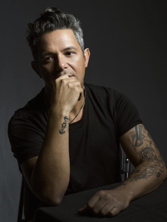 El cantante internacional Alejandro Sanz, con tatuajes en los brazos. ¿Se trata del lugar favorito de los hombres?