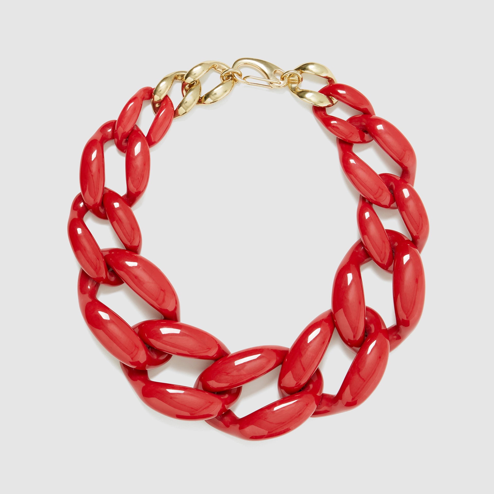 Collar maxicadena de resina, disponible en dos colores, de Bimba y Lola: 58 euros.