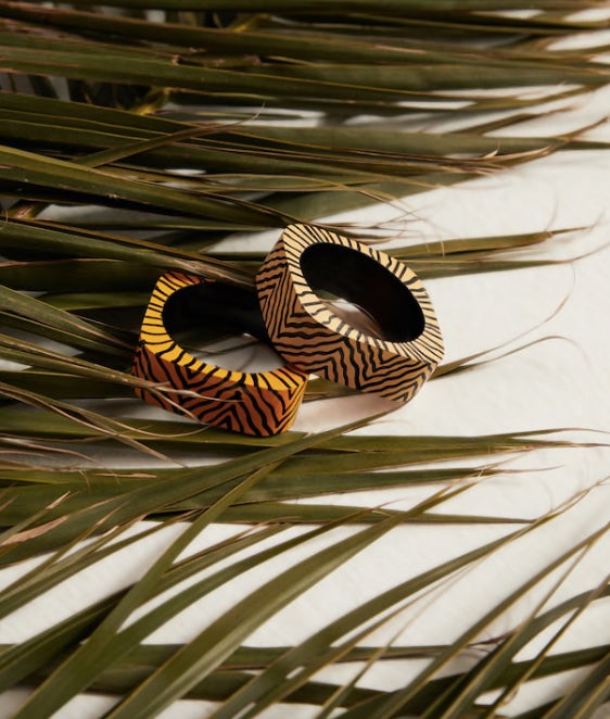 Pack pulseras de madera de Mango: 15,99 euros.