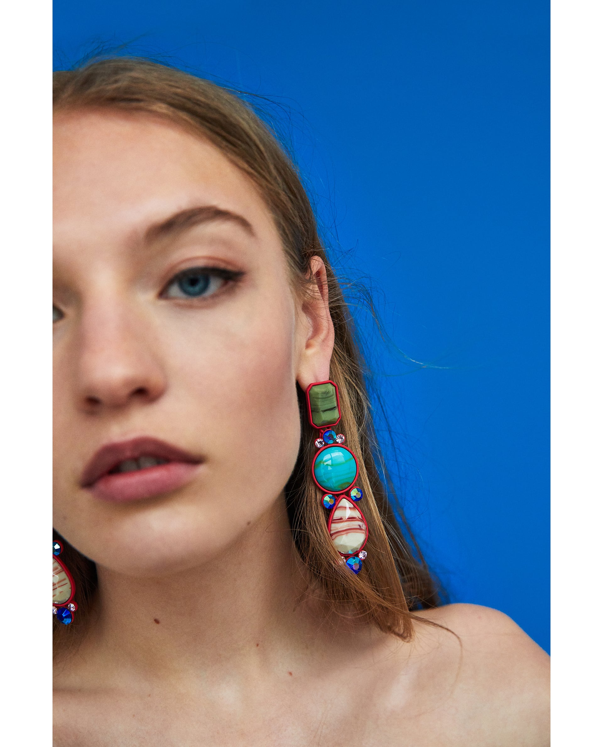 Pendientes geométricos con borde rojo de Zara: 12,95 euros.