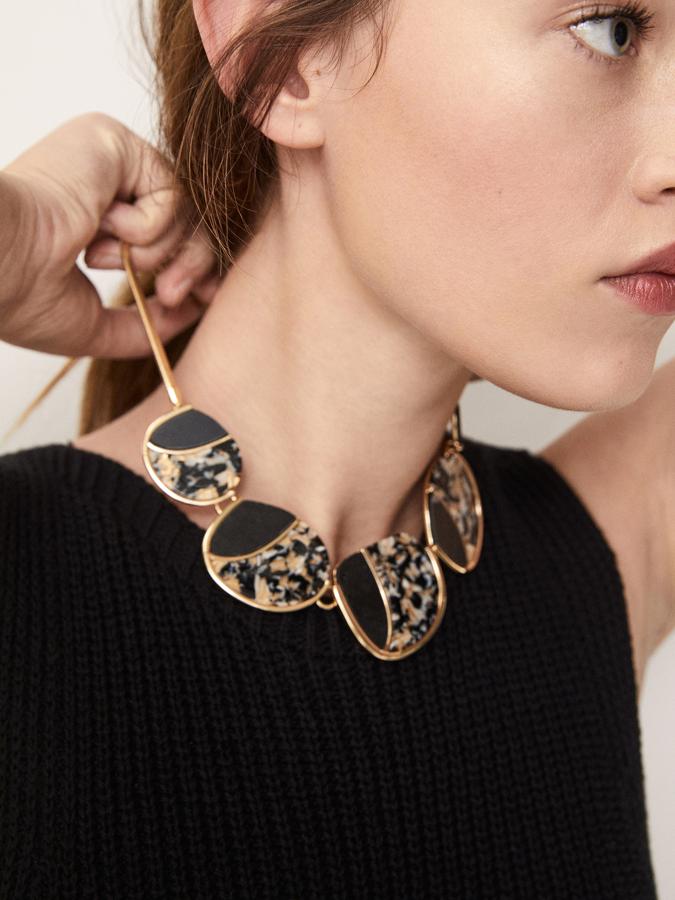 Collar con detalle de piezas efecto mármol de Massimo Dutti: 39,95 euros.