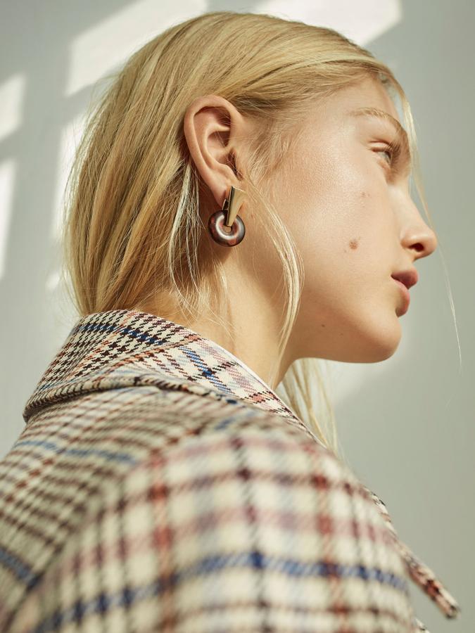 Pendientes con detalle de piedra de Massimo Dutti: 19,95 euros.