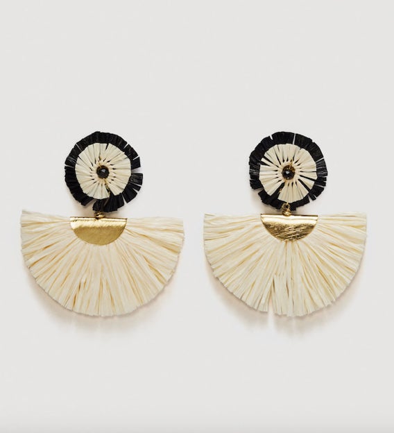 Pendientes con flecos de Mango: 12,99 euros.