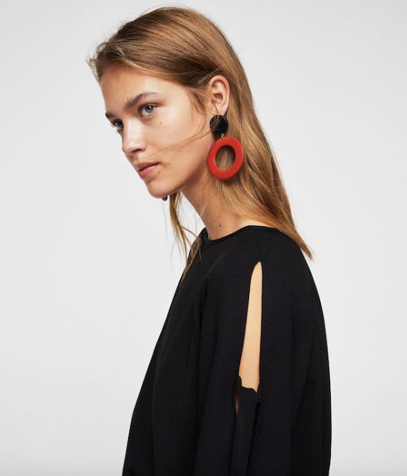 Pendientes de aros rojos de Mango: 9,99 euros.