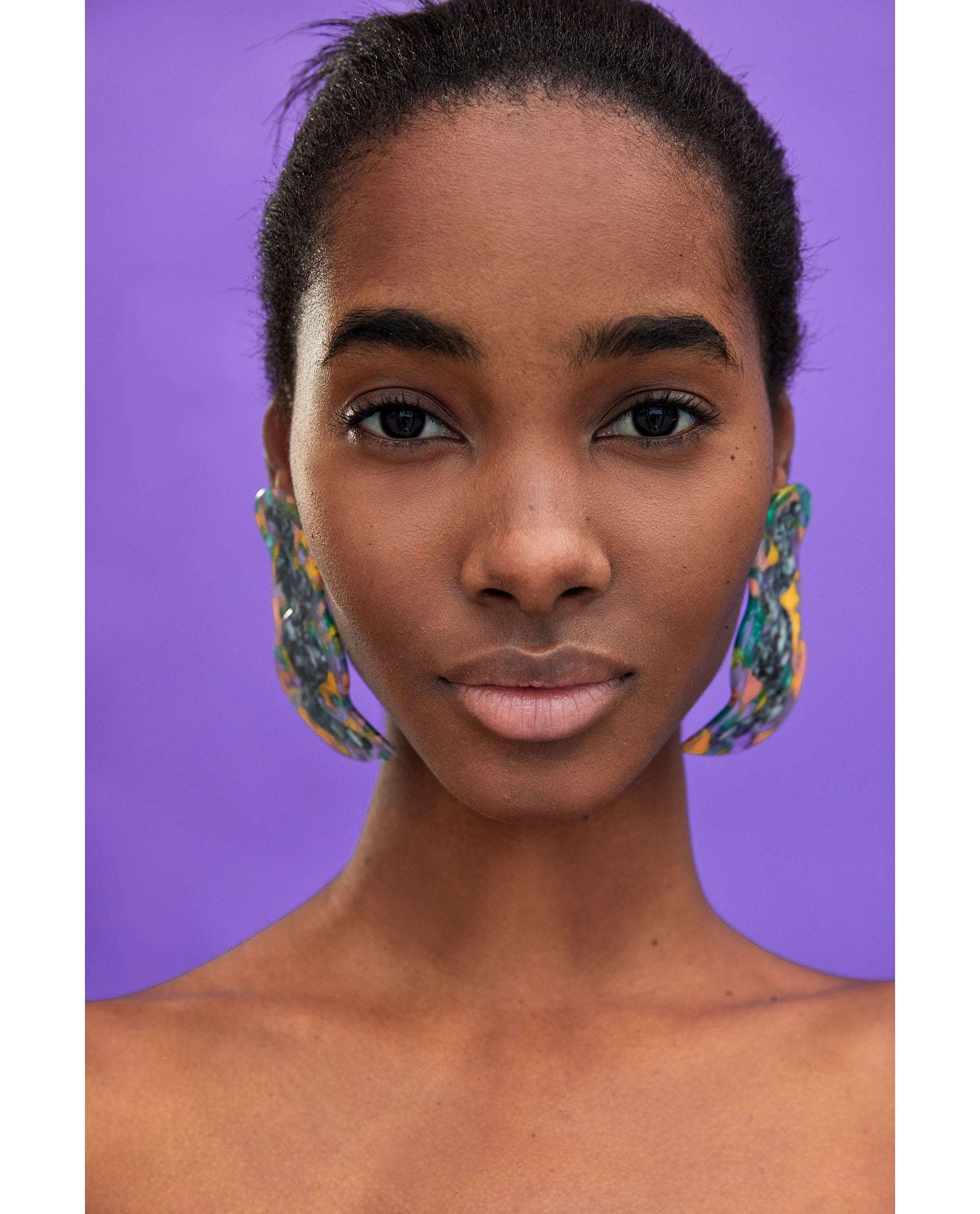 Pendientes multicolor de Zara: 12,95 euros.