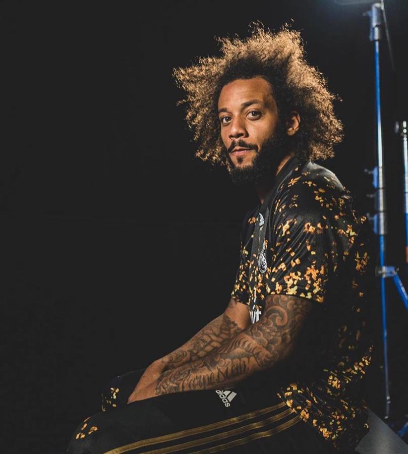 Marcelo, el jugador del Real Madrid, es uno de los futbolistas que más tatuados está. Tiene dos hijos y uno de ellos es su copia, ¿se apuntará a la fiebre de los tatuajes como su padre?