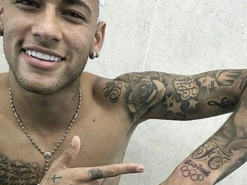 El futbolista Neymar tiene la casi totalidad del pecho y brazos tatuados.¡Y es uno de los más sexys!