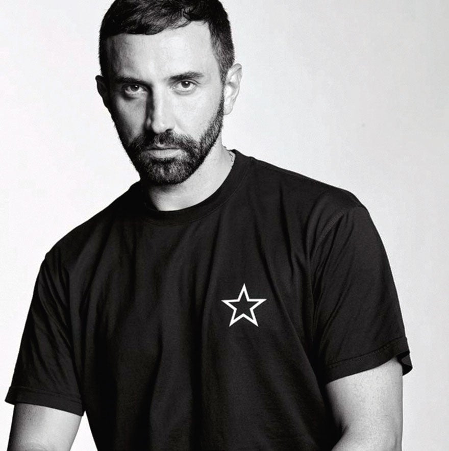 La firma inglesa acaba de anunciar además el nombramiento de Riccardo Tisci (que el año pasado dejó la dirección creativa de Givenchy), un cargo en el que sustituye a Christopher Bailey, que llevaba en la casa desde 2004.