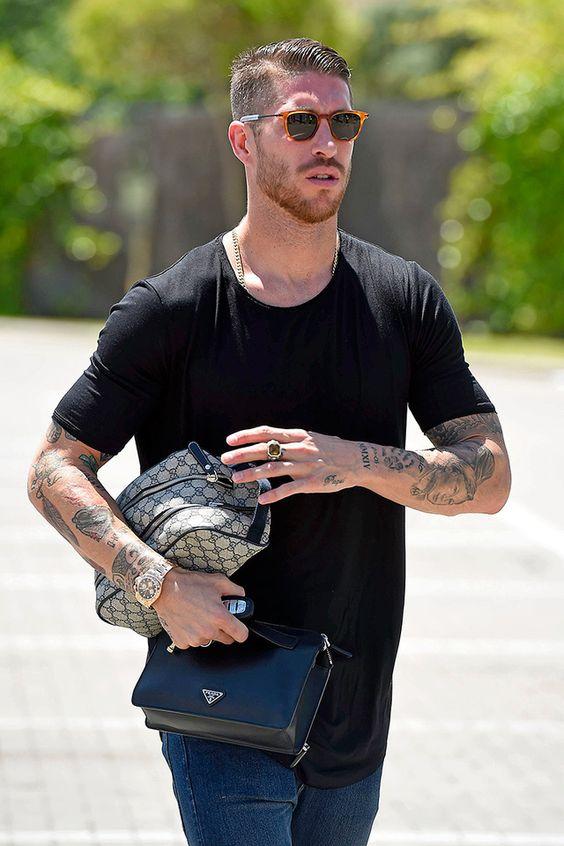 El futbolista Sergio Ramos con tatuajes por todos los brazos. También tiene en el costado y en la espalda.