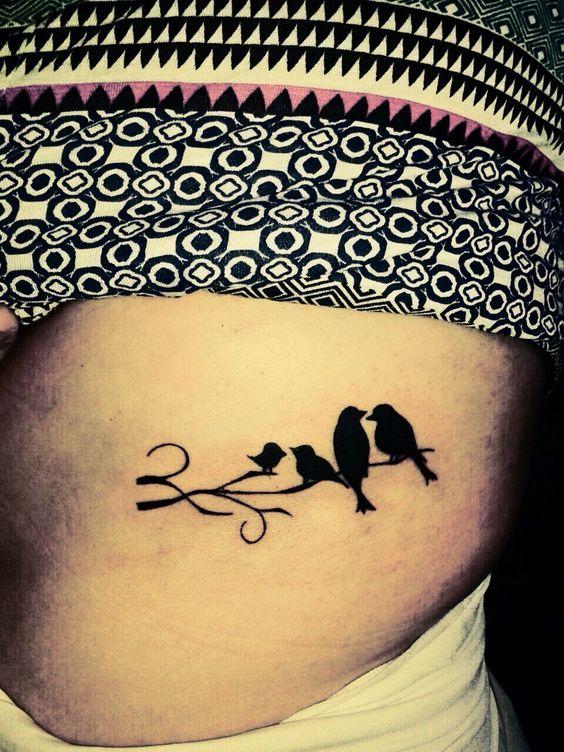 Los pájaros representa la emigración, el ir y volver a los sitios. En esta ocasión aparecen todos los miembros de la familia, como unidad inseparable.