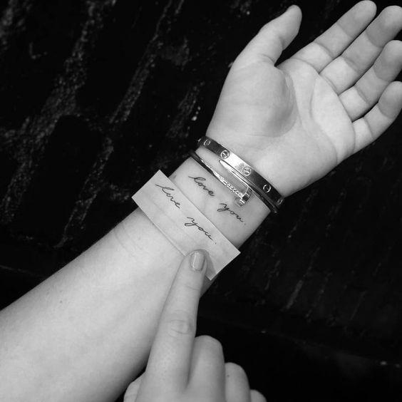 Un simple 'te quiero' en cualquier idioma es todo lo que necesitas tatuarte. Nos parece tan directo y sincero...