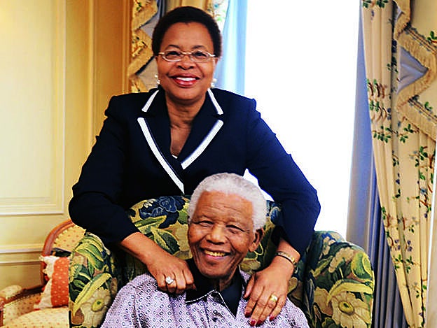 Graça Machel y Nelson Mandela en Londres, en 2008.