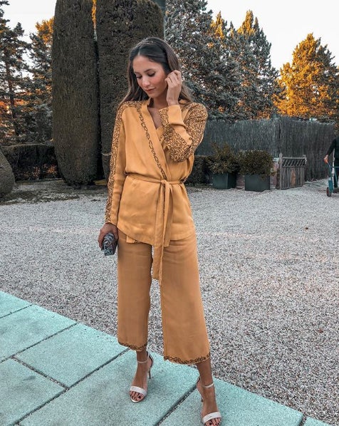 La influencer Gracy Villarreal con traje de Intropia.