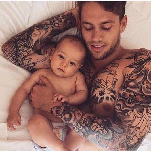 ¡Qué impresión da verle todos los brazos tatuados!