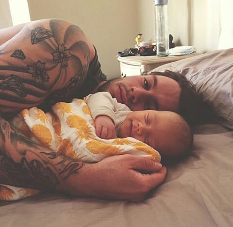 Y en esta foto sin embargo es justo al revés. Es el bebé el que duerme y el padre le acompaña.