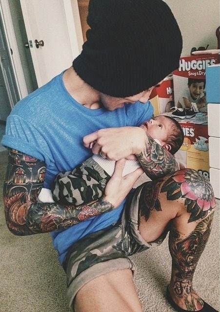 ¡Qué graciosa esta imagen donde vemos al niño mirando fijamente a su hijo!