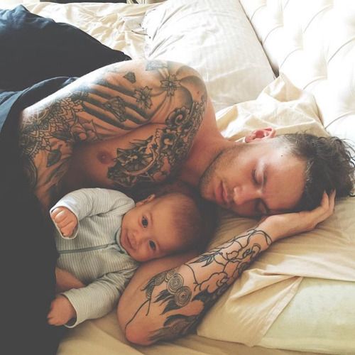 De nuevo es el bebé el que está derpierto y el padre el que duerme. ¡El niño parece pasárselo muy bien!