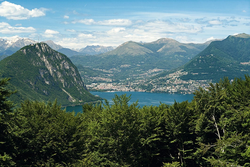 El destino: Lugano, en la frontera con Italia nos espera. No te pierdas las vistas desde el mirador del monte de San Salvatore. Aprovecha para pasear por su casco histórico y visitar el mercado sabatino de la Piazza Nosetto de Bellinzona. Para dormir, el hotel Gabbani, en la Piazza Cioccaro, 156 euros la habitación (gabbani.com). + INFO. Swiss vuela a Zurich desde Madrid, Barcelona y Valencia, desde 69 euros (www.swiss.com). Un tren enlaza con Lucerna. El Swiss Travel Pass permite viajar en tren y barco por todo el país, y entrar a más de 500 museos, desde 194 euros. Este trayecto tiene suplemento de 20 euros (myswitzerland.com).