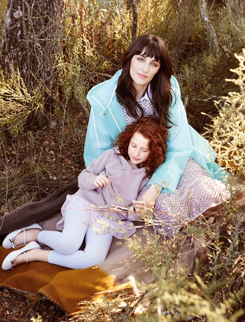 Chubasquero de Mango con vestido de Pedro del Hierro y camisa de Punt Roma. La niña lleva sudadera de Nicoli, pantalón con volante de Primark y bailarinas de Merkal.