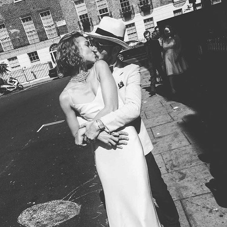 La modelo estadounidense Arizona Muse dio el 'sí quiero' con este sencillo vestido de seda blanco roto con tirante espaguetti de Temperley London.