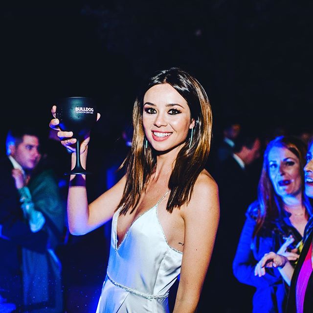 La actriz Dafne Fernández apostó por un vestido de novia lencero de Hannibal Laguna para su 'second look' el día de su boda.