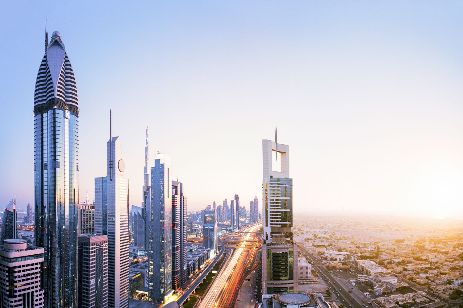 Que mejor excusa que Semana Santa para viajar a Dubai, la ciudad más cosmopolita del mundo. Déjate sorprender por sus gigantescos rascacielos o por su centro comercial más grande del mundo. En  Viajes El Corte Inglés  puedes encontrar una oferta que incluye vuelos, traslados, visitas y alojamiento por 1.620 euros. ¿Te lo vas a perder?