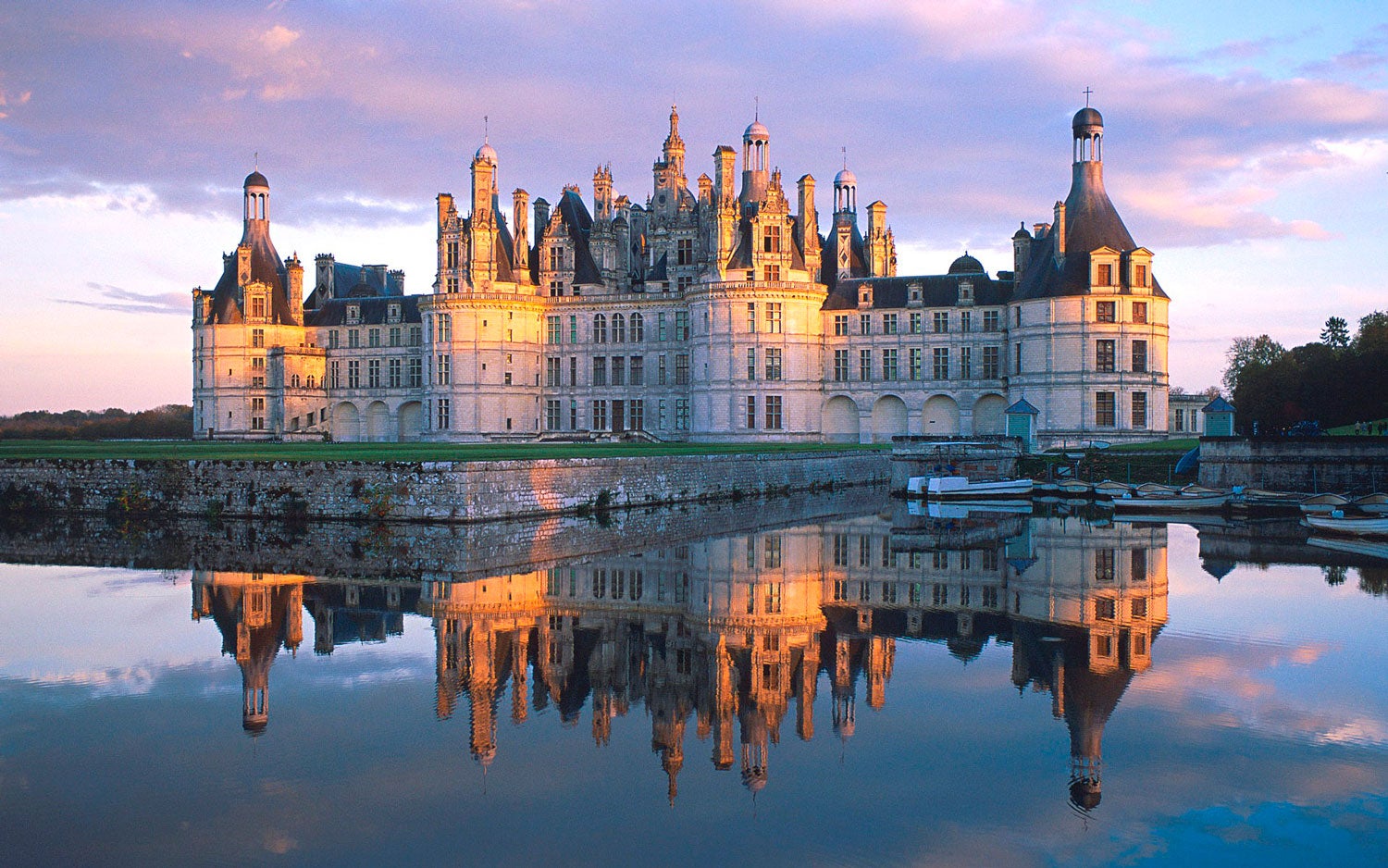 La agencia de viajes  Mundo Amigo  ofrece una ruta en tren por País del Loira, la zona de la República Francesa menos conocida, pero llena de encanto y cultura. Podrás disfrutar de esta maravilloso viaje desde 460 euros por persona.