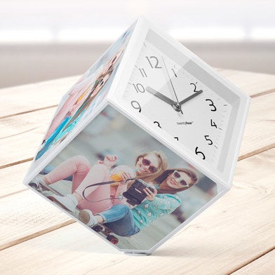 El toque especial que le falta a su mesilla de noche eres tú. Regálale este reloj que podéis personalizar con fotos vuestras para estar siempre juntas a todas horas. 18.50€