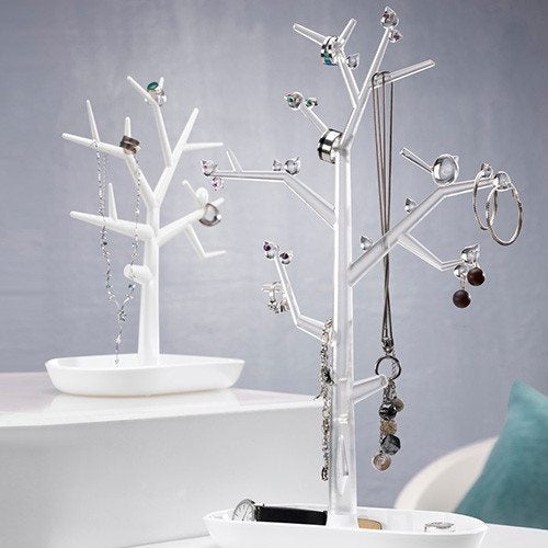 Para compensar todos esos pendientes, anillos y collares por el Día de la madre, este año… ¡un joyero! Recoge tus frutos en un árbol joyero de cristal. 24.90€