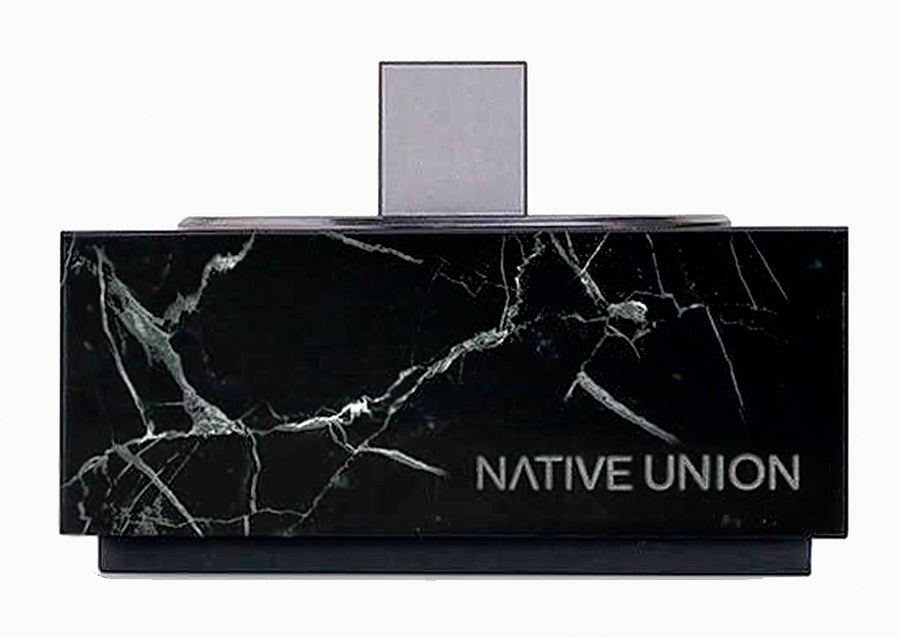 Esta pieza de mármol macizo es en realidad un cargador para iPhone o iPad.