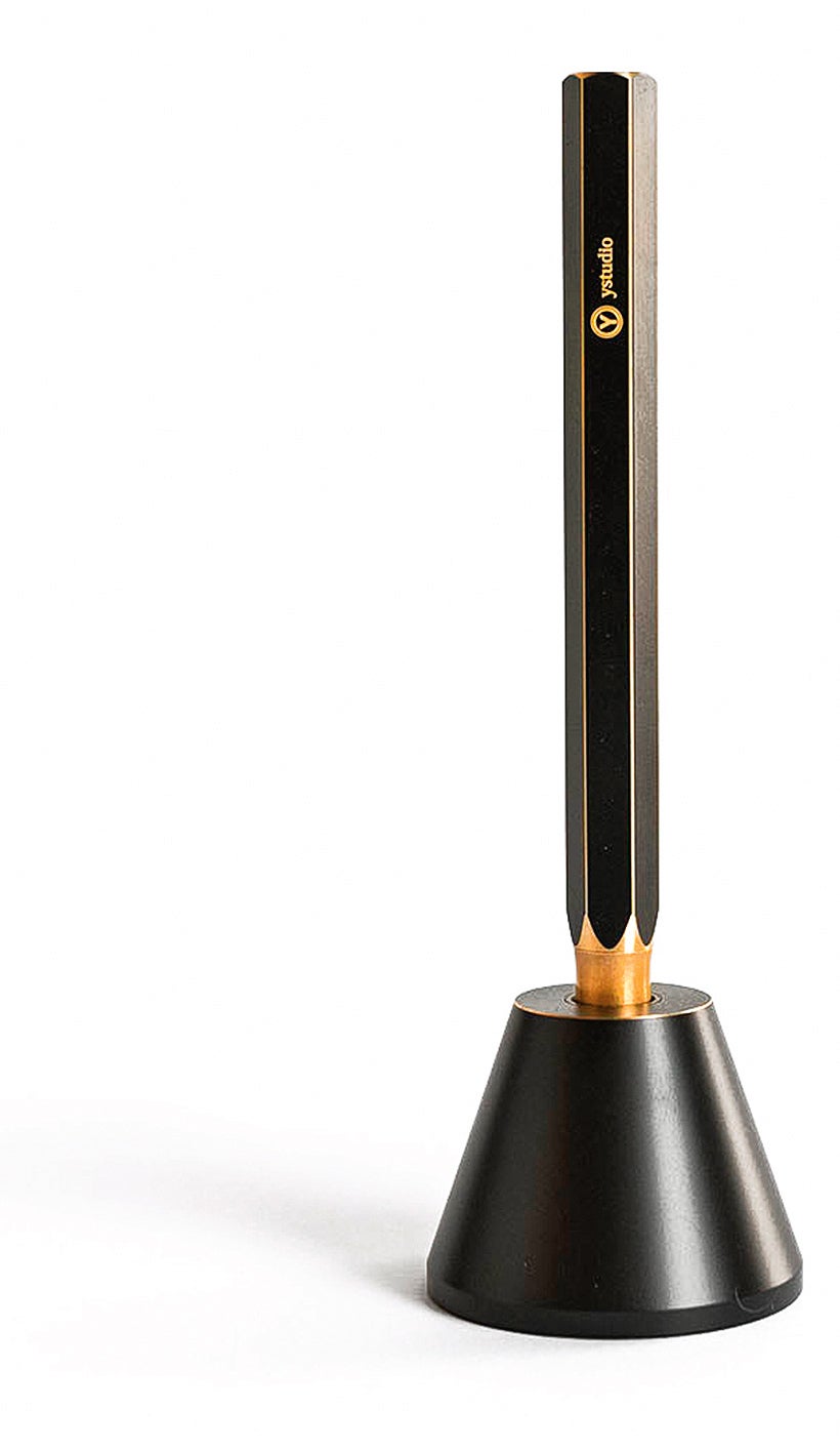 Cuerpo de latón y revestimiento en laca negra para esta clásica pluma de escritorio con base de madera. El regalo ideal.