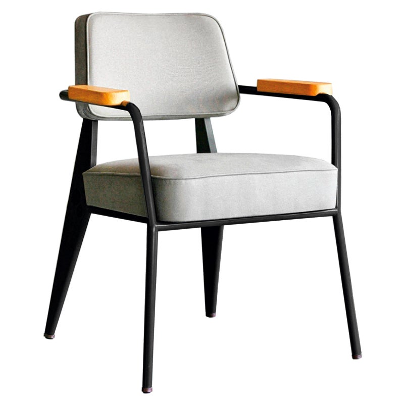 Jean Prouvé concibió la silla Fauteuil Direction en los 50 para un comedor, pero sus líneas sofisticadas la convirtieron en la pieza perfecta para el despacho.