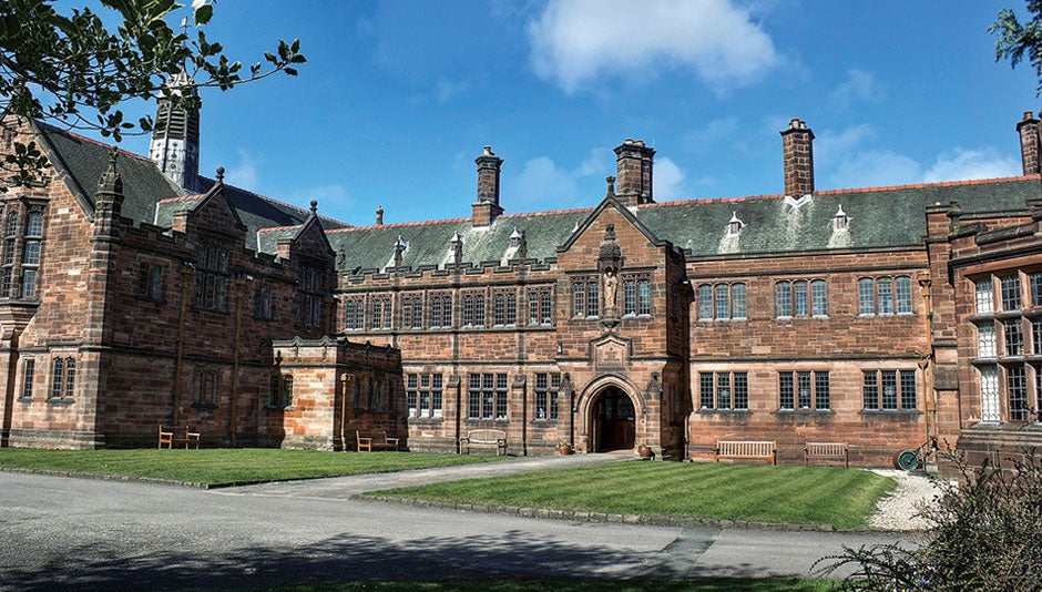 Si eres amante de los libros en esta biblioteca de Gales tienes la oportunidad de dormir. Gladstone's Library es la única biblioetca residencial de todo el Reino Unido. Cuenta con 26 habitaciones y tiene un precio asequible, unos 65 euros la noche.