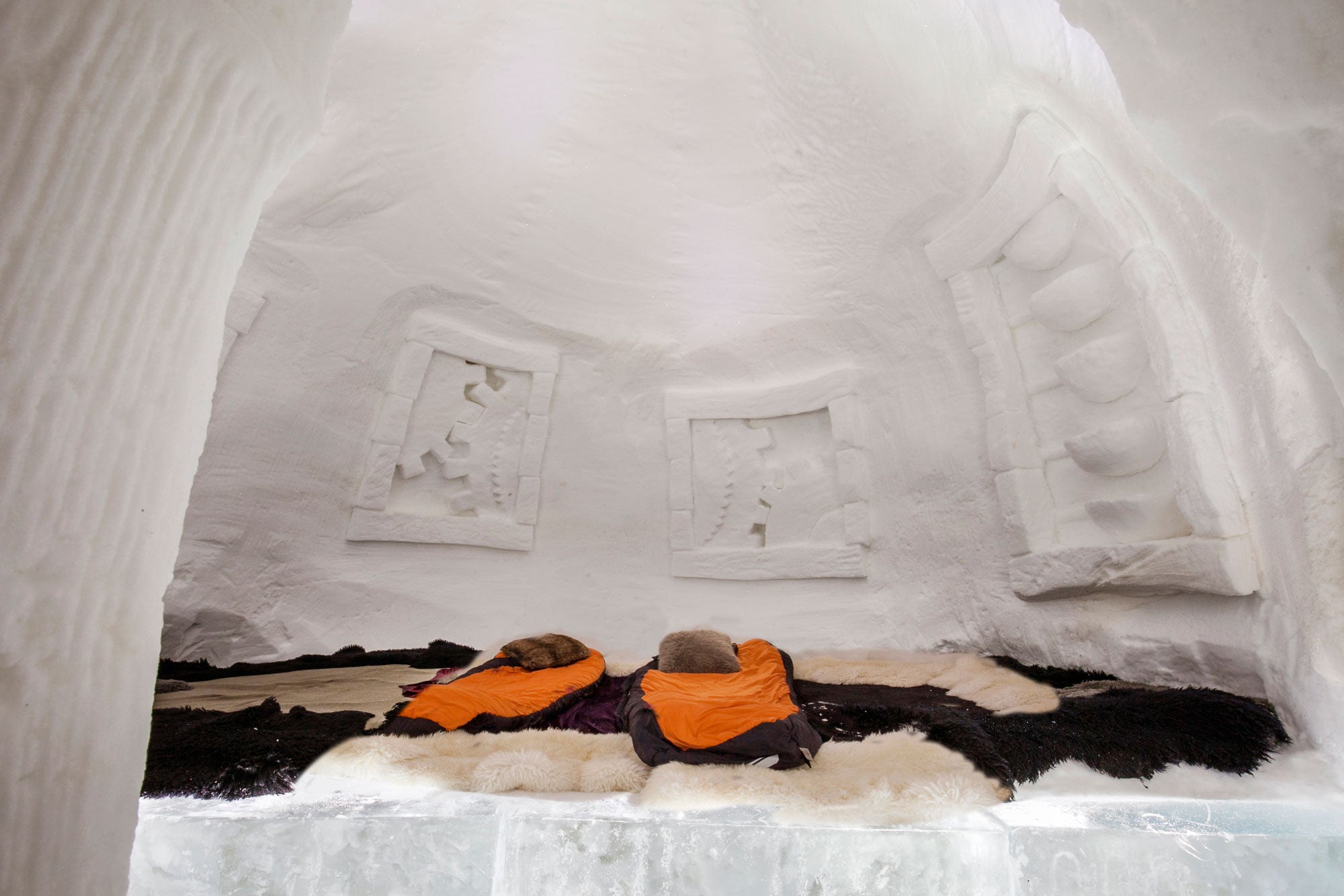 Para los amantes de las vacaciones en la montaña: el Iglú Hotel Grandvalira (Andorra) ofrece alojamiento en un auténtico iglú. Te sorprenderá conocer el poco frío que hace y lo cómodos que son.