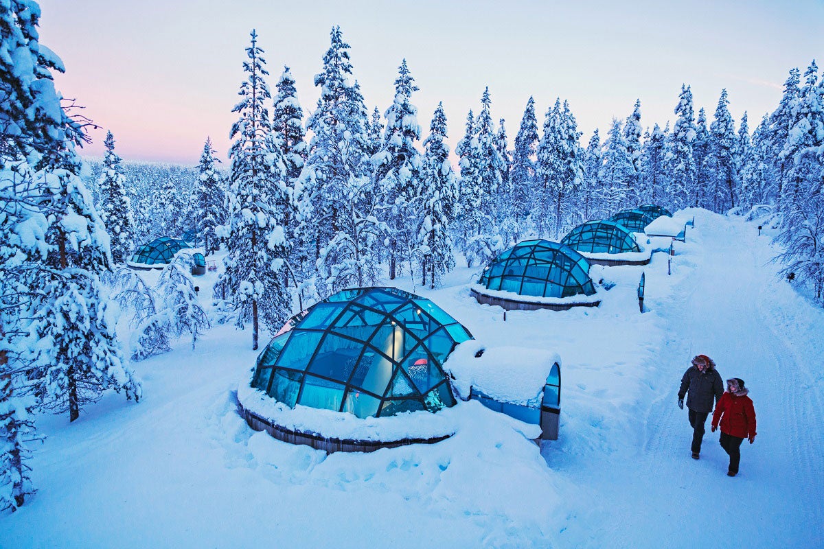 El hotel Kaukslauttanen te ofrece una experiencia única en Finlandia. Sus habitaciones podrían ser las protagonistas de un cuento y tú puedes alojarte en ellas. A partir de unos 200 euros la noche puedes dormir en estos precios iglús de cristal semienterrados en la nieve. ¡Nos encanta!