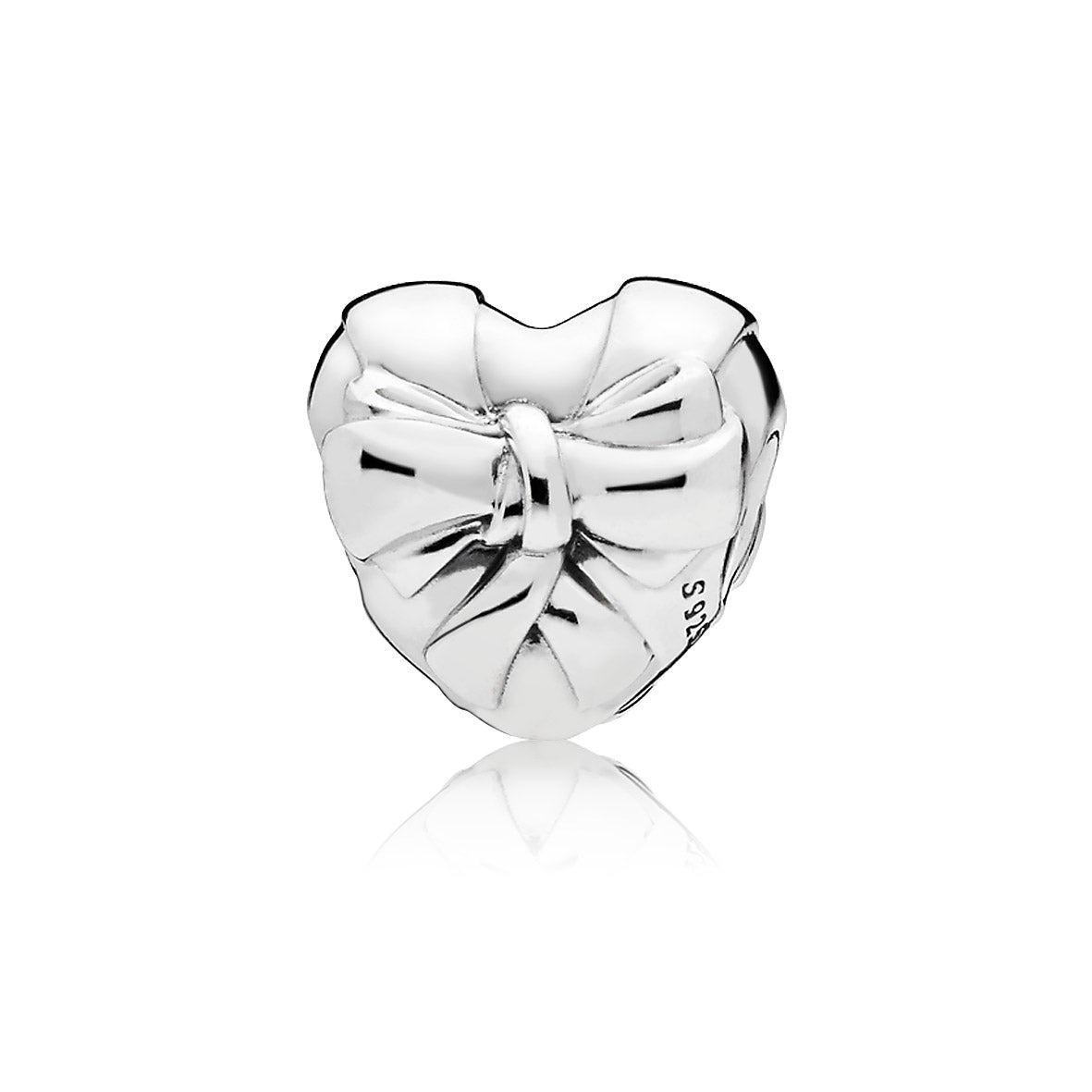 Pieza de lazo-corazón de Pandora en plata de primera ley. (29 €).