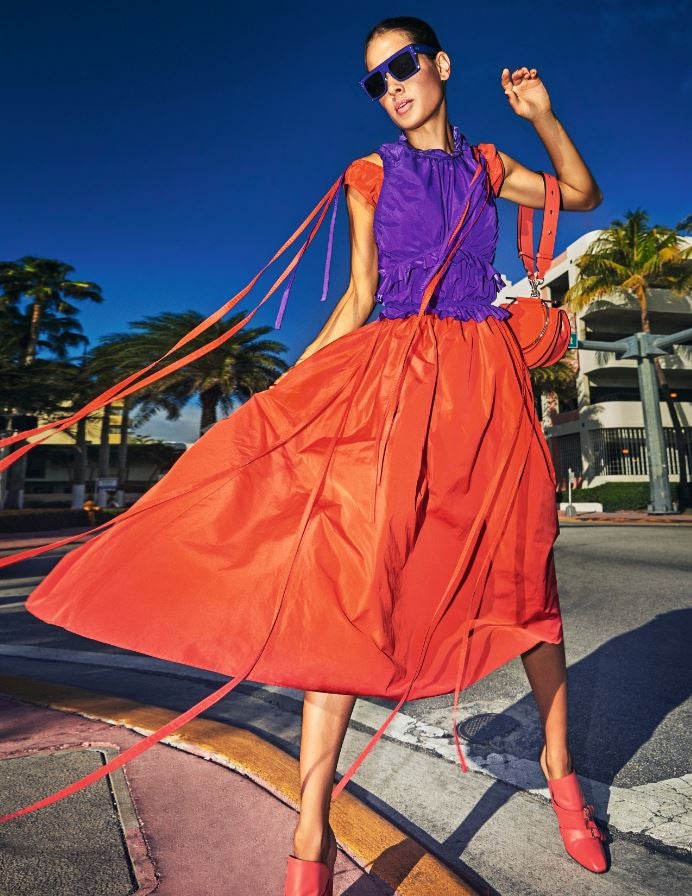 Vestido y top de Kenzo; bolso de Salvadore Ferragamo; gafas de sol de Moschino y zapatos de Trussardi