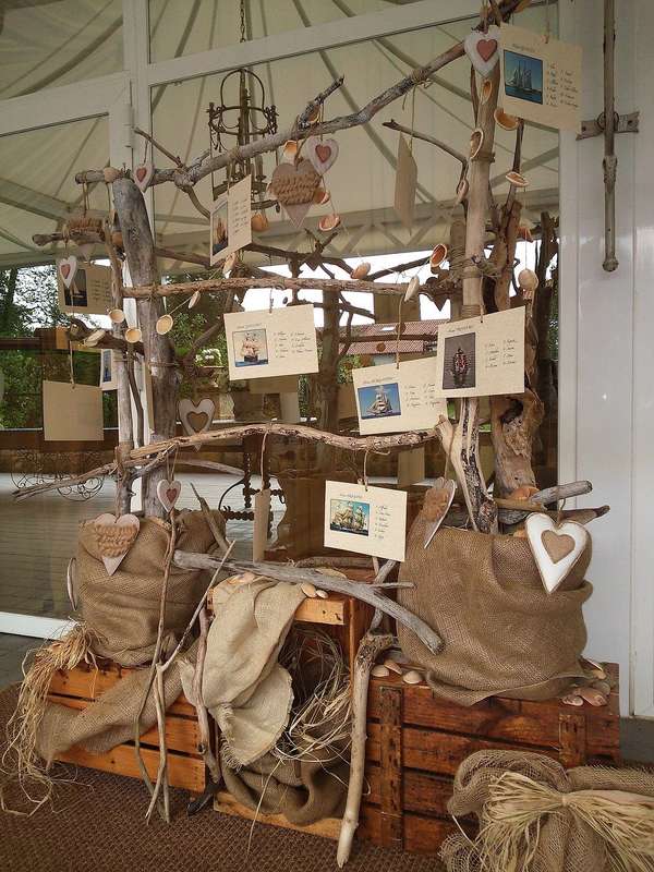 Desde hace varios años, el estilo 'rustic chic' está a la última, ¿qué te parece incluirlo en tu día especial? Es una idea DIY muy exitosa.