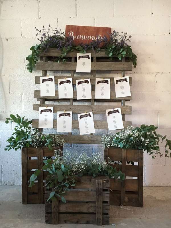 Desde hace varios años, el estilo 'rustic chic' está a la última, ¿qué te parece incluirlo en tu día especial? Es una idea DIY muy exitosa.