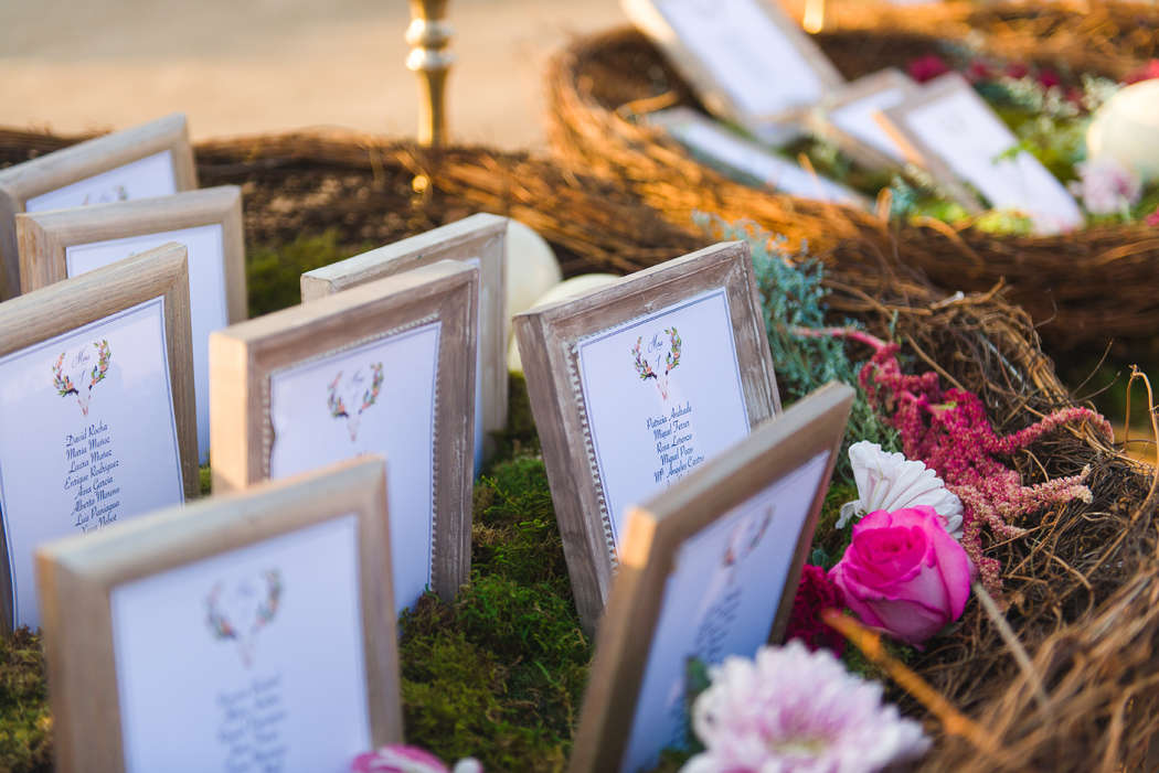 Un panel con diferentes marcos en los que pones dentro la composición de cada mesa. Es una de las últimas tendencias, utilizar marcos de fotos para todo, excepto para colgar fotos.