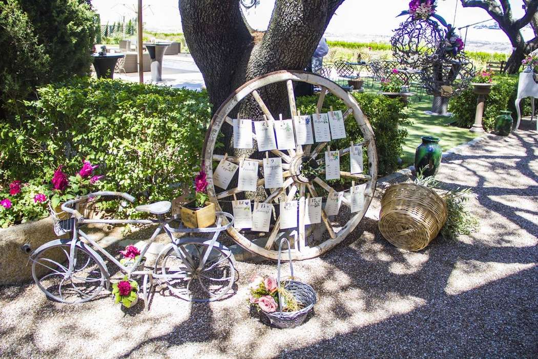 Los elementos en madera envejecida y las flores aportan un toque vintage, romántico y muy inspirador.