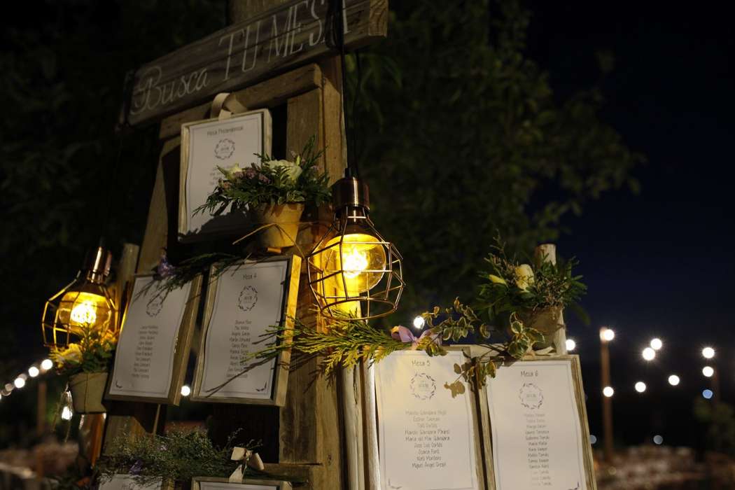 Desde hace varios años, el estilo 'rustic chic' está a la última, ¿qué te parece incluirlo en tu día especial? Es una idea DIY muy exitosa.