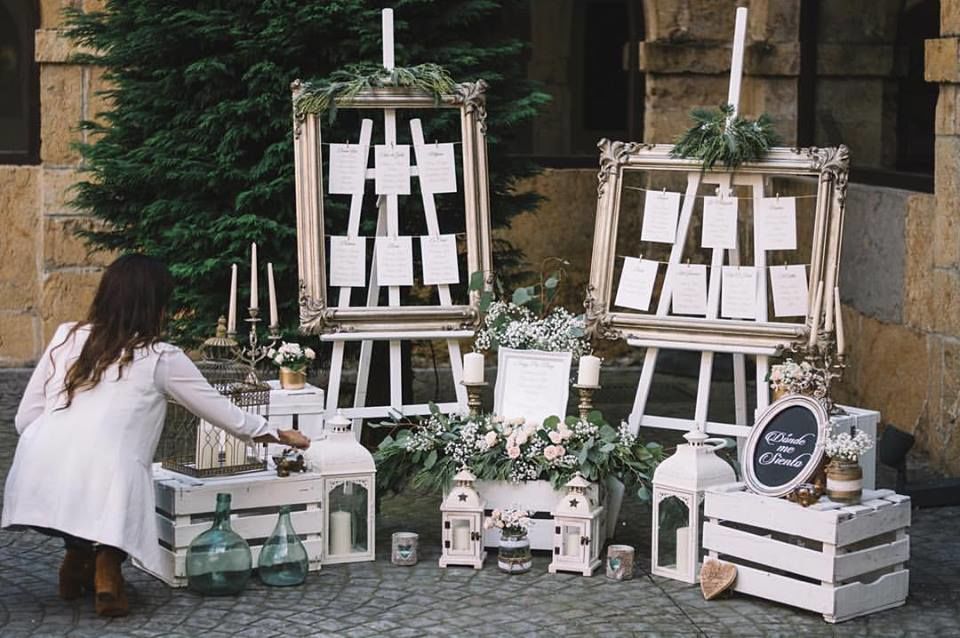 Las escaleras están muy de moda este año como parte de la decoración ecológica, ¡y ayuda a tu familia y amigos a encontrar su mesa!