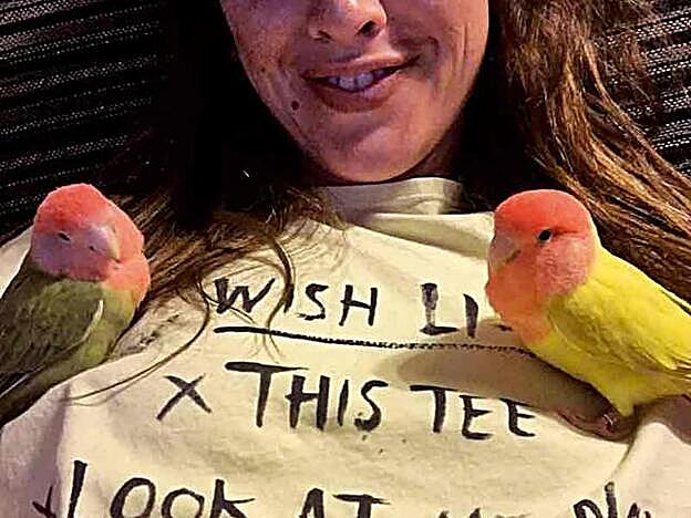 Marina San José con sus agapornis.