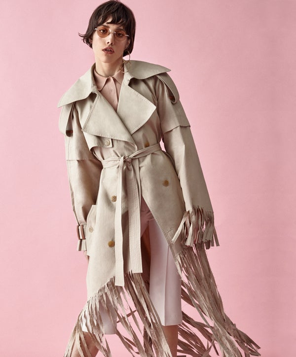 Trench de Loewe, polo de Rochas y pantalón de Javier Simorra. Pendiente de Aristocrazy y gafas de Oliver Peoples.