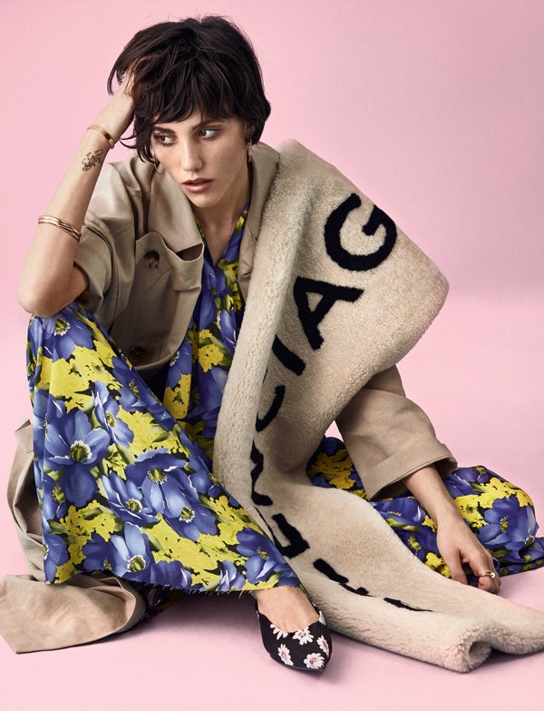 Trench de Michael Kors, con vestido, estola y mules de Balenciaga. Pendientes y pulsera de Cartier.