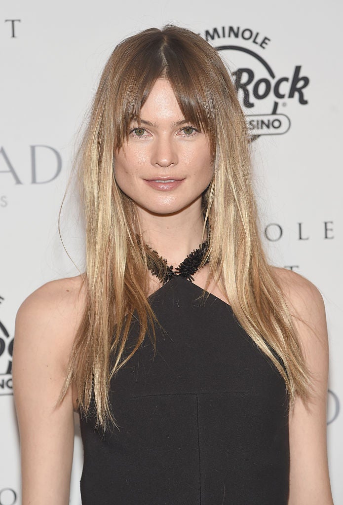 La supermodelo casada con Adam Levine, el cantante de Maroon 5, es una de las pocas que lleva el flequillo partido a la mitad, años 70.